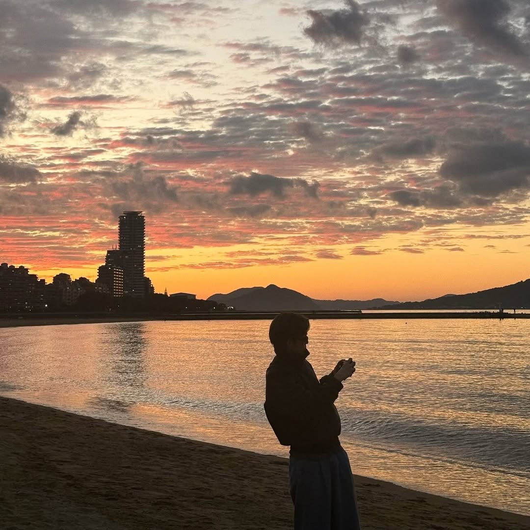 chipnuna's tweet photo. even the sky and the sea want the same aesthetic as him https://t.co/vjZWPQD9uj