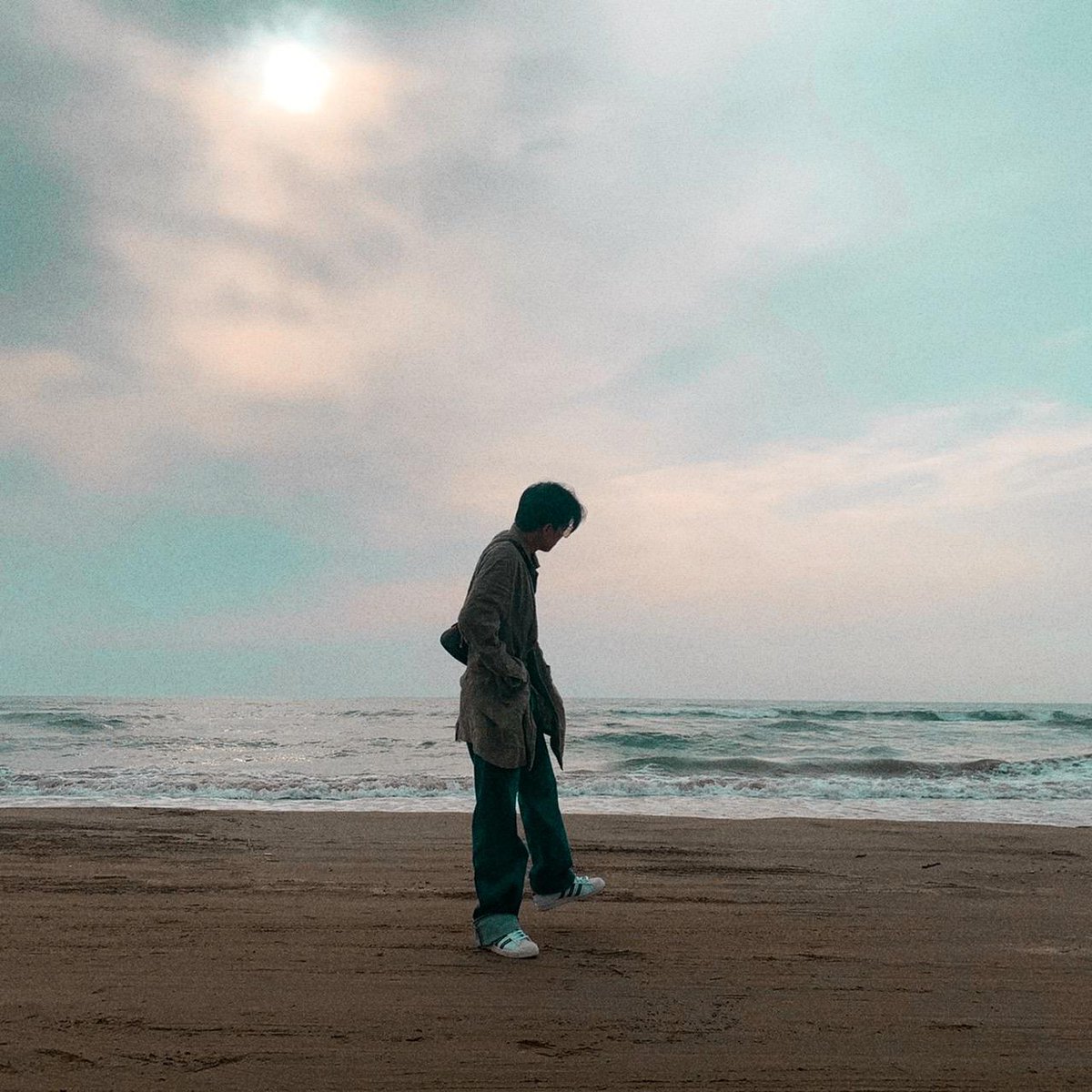 chipnuna's tweet photo. even the sky and the sea want the same aesthetic as him https://t.co/vjZWPQD9uj