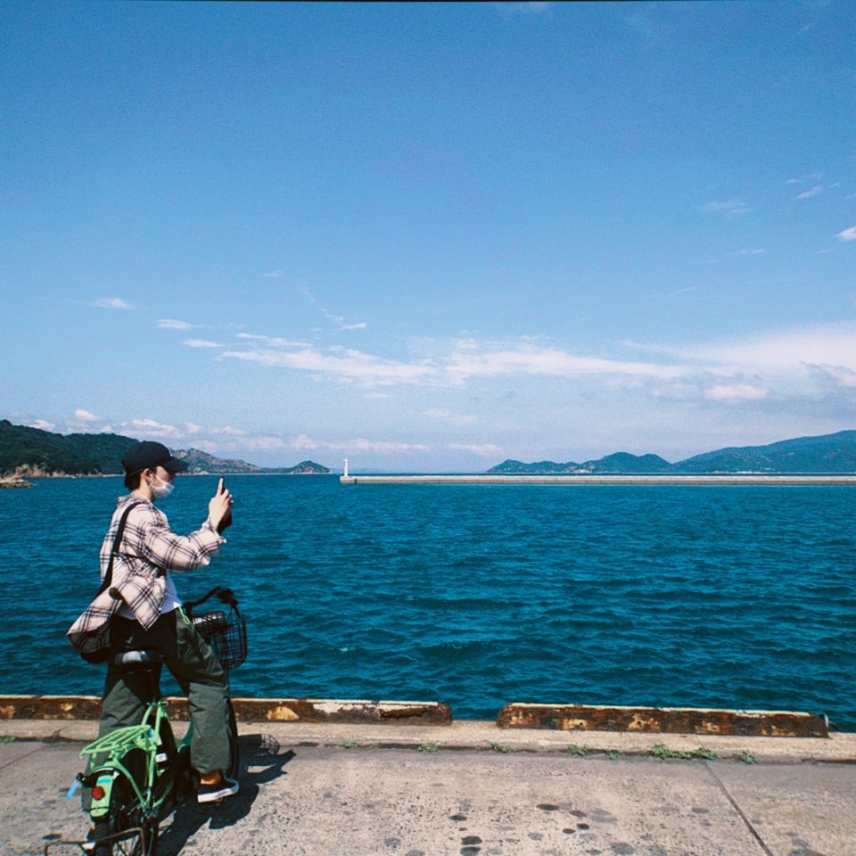 even the sky and the sea want the same aesthetic as him