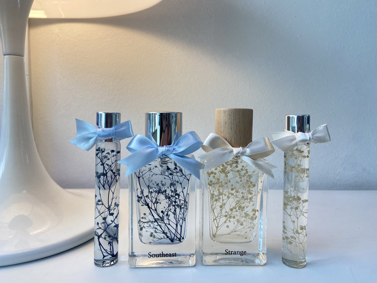 30ml 세로형용기와 10ml롤온 향수의 조합입니다 : )
페어향수라도 캐릭터 느낌에 따라 실버뚜껑,우드뚜껑 따로 선택해서 제작하시기도 합니다 ㅎ
뚜꺼을 통일하면 페어느낌을 살리기 좋지만 따로 선택시엔 각자의 개성이 더 잘 드러나는것 같아요☺️

[예약 문의] open.kakao.com/o/sZsQoLt