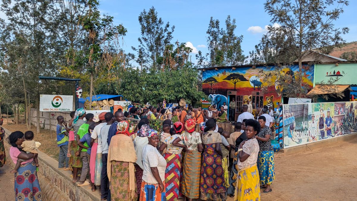 EnviroRwanda's tweet photo. #Environmental journalists spent the day at @AkageraPark , sharpening their reporting skills and visiting a community centre where over 100 local entrepreneur associations thrive through park-linked projects like #honey production, #fishing, & other sustainable activities.
#REJ https://t.co/VjYJqgiDh5