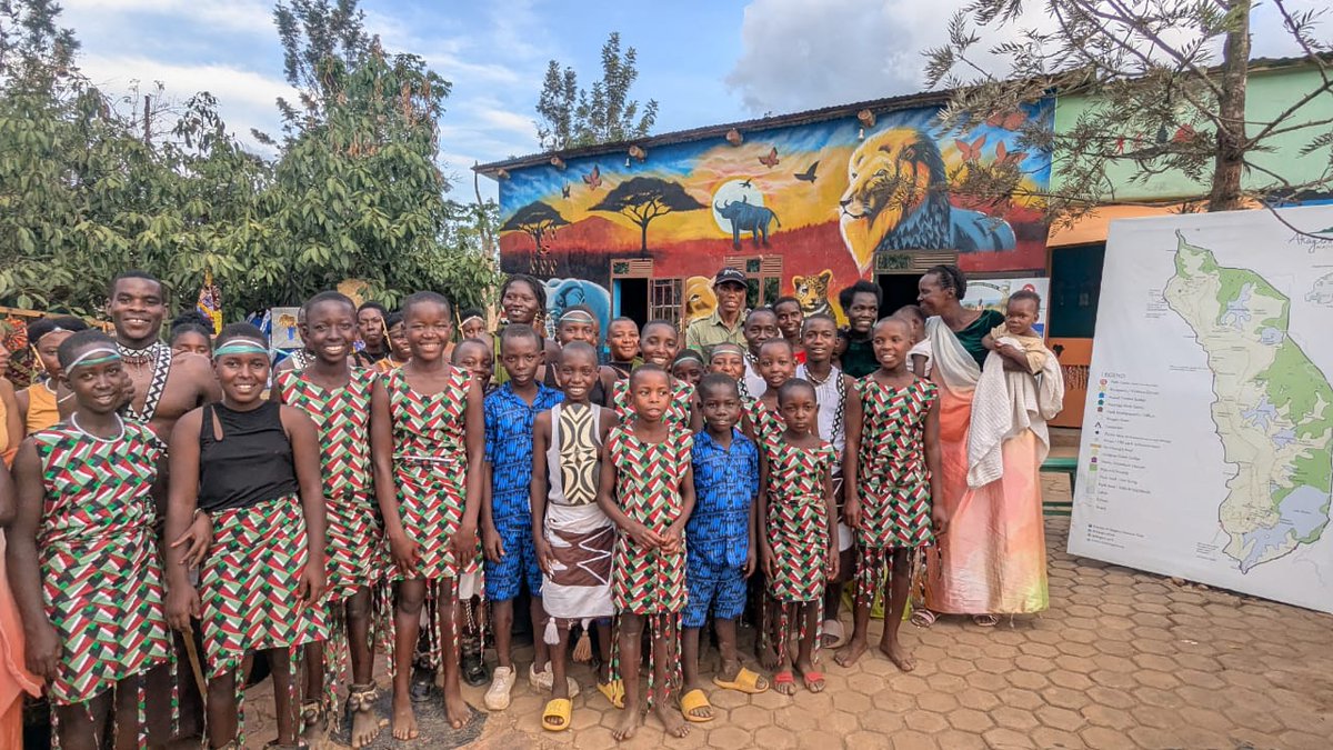 EnviroRwanda's tweet photo. #Environmental journalists spent the day at @AkageraPark , sharpening their reporting skills and visiting a community centre where over 100 local entrepreneur associations thrive through park-linked projects like #honey production, #fishing, & other sustainable activities.
#REJ https://t.co/VjYJqgiDh5