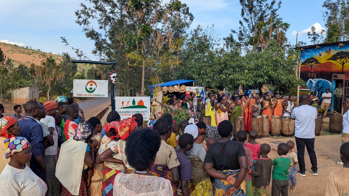 EnviroRwanda's tweet photo. #Environmental journalists spent the day at @AkageraPark , sharpening their reporting skills and visiting a community centre where over 100 local entrepreneur associations thrive through park-linked projects like #honey production, #fishing, & other sustainable activities.
#REJ https://t.co/VjYJqgiDh5