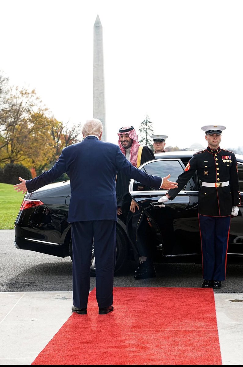 amfozan's tweet photo. مؤكد أن مثل هذه الحفاوة ومثل هذا الإستقبال الفخم والإستثنائي لسمو ولي العهد من قبل الرئيس الأمريكي يفرحنا ويفرح محبي هذا الوطن الغالي ولكنه بالتأكيد يشكل حسرة وندامة وألما للخونة والأعداء ... شاهدوا مشكورين صراخ وعويل الخونة والأعداء واستمتعوا بصياحهم ونباحهم. https://t.co/aCzBPTiY2f