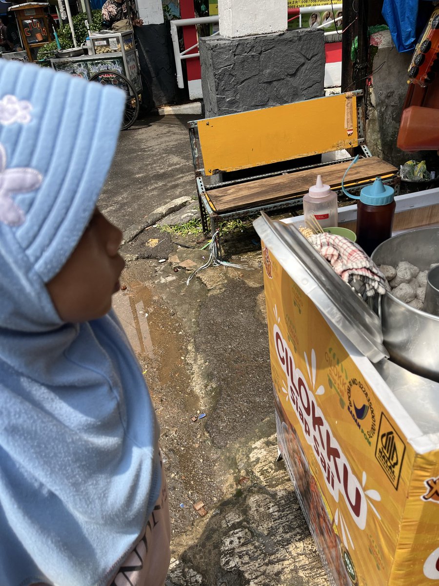 Jajan cilok dulu 😂