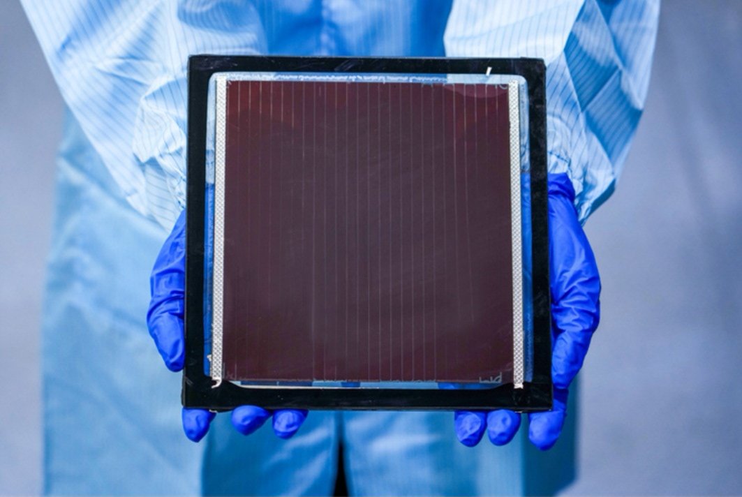 chinasmpb's tweet image. 9月30日晚，国际顶尖学术期刊《自然》(Nature)在线发表南开大学化学学院袁明鉴教授课题组与加拿大多伦多大学Edward H. Sargent教授课题组联合研究进展。 
　　
🔻该研究题为“High-efficiency and thermally stable FACsPbI3 perovskite…