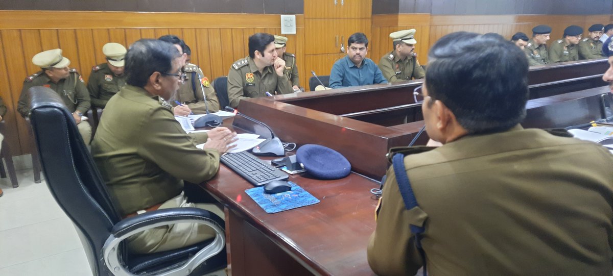 SPभूपेंद्र सिंह IPS ने अपराध गोष्ठी का आयोजन कर थाना प्रबंधकों व अधिकारियों को अपराध पर नियंत्रण और लंबित मामलों के निष्पादन के दिए सख्त निर्देश

“केस की जांच तय समय में पूरी करें
“आदतन अपराधियों से सख्ती से निपटे
“कबूतरबाजी के मामलों में आरोपियों पर शिकंजा कसे

<a href="/police_haryana/">Haryana Police</a>