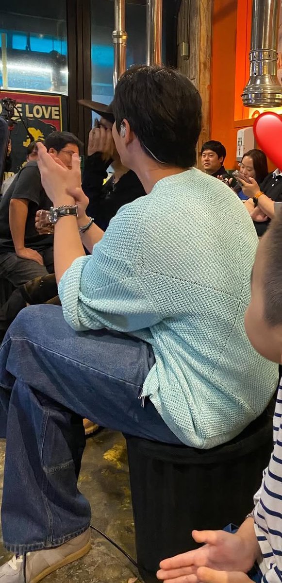 남자 등.. 
남자 다리.. 
남자 옆태.. 
남자 통수..
그리고 
치쥬스틱 박수