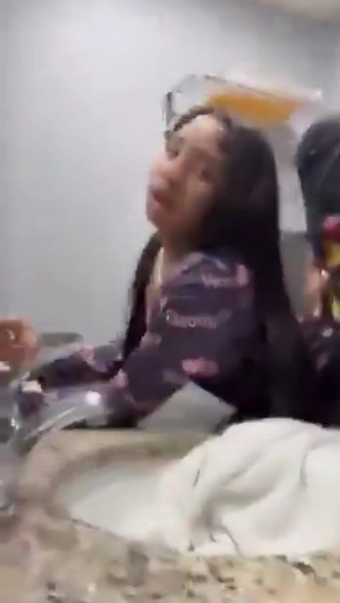 Jelly_gift's tweet image. She could not believe it, she folded when she saw it 😭😭
A thread 🧵