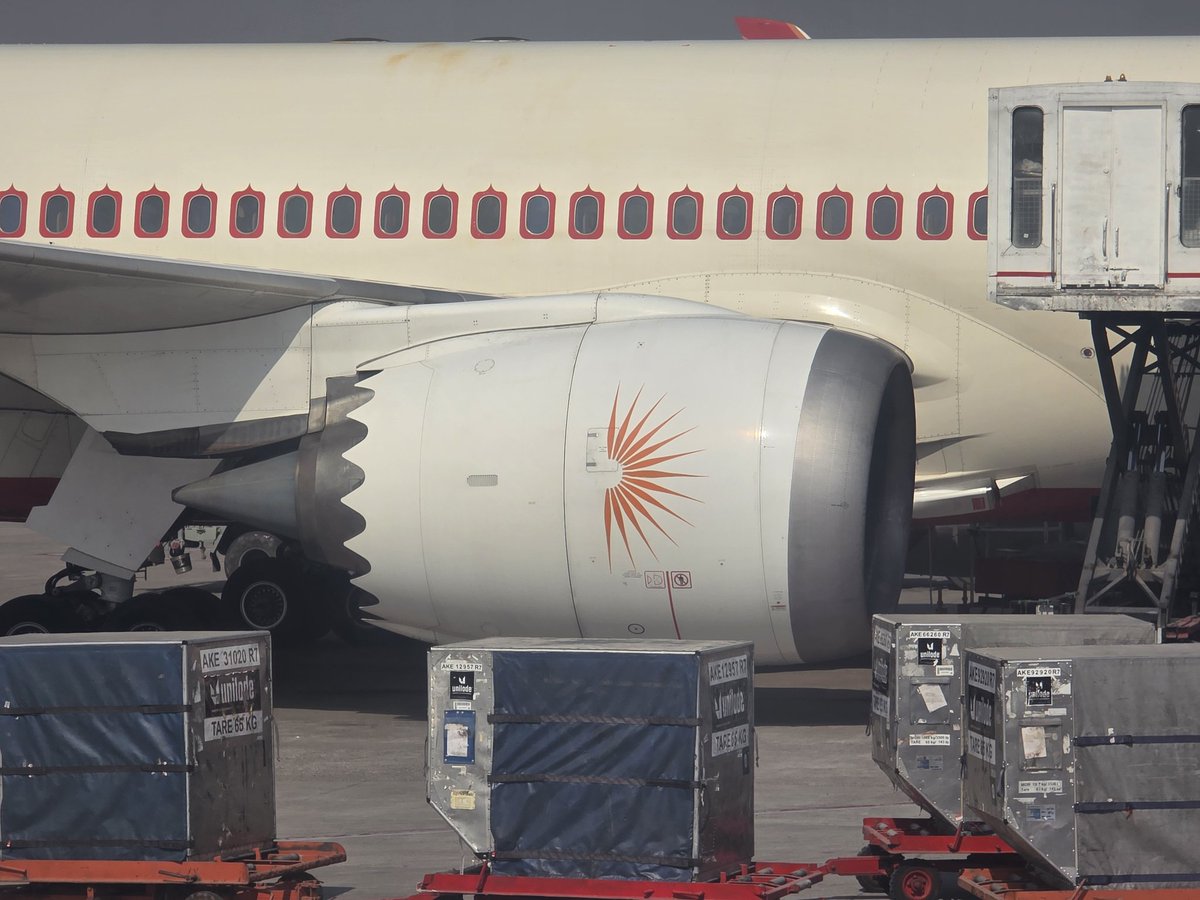 Vinamralongani's tweet image. Spotted @airindia’s VT-ANH in Amritsar. Those white engines really stand out against the off-white fuselage. This one had a white radome perhaps from a Vistara B787-9.
Sisterships VT-ANT and VT-ANP are in Victorville for full retrofits and will return in the new livery.
#AvGeek