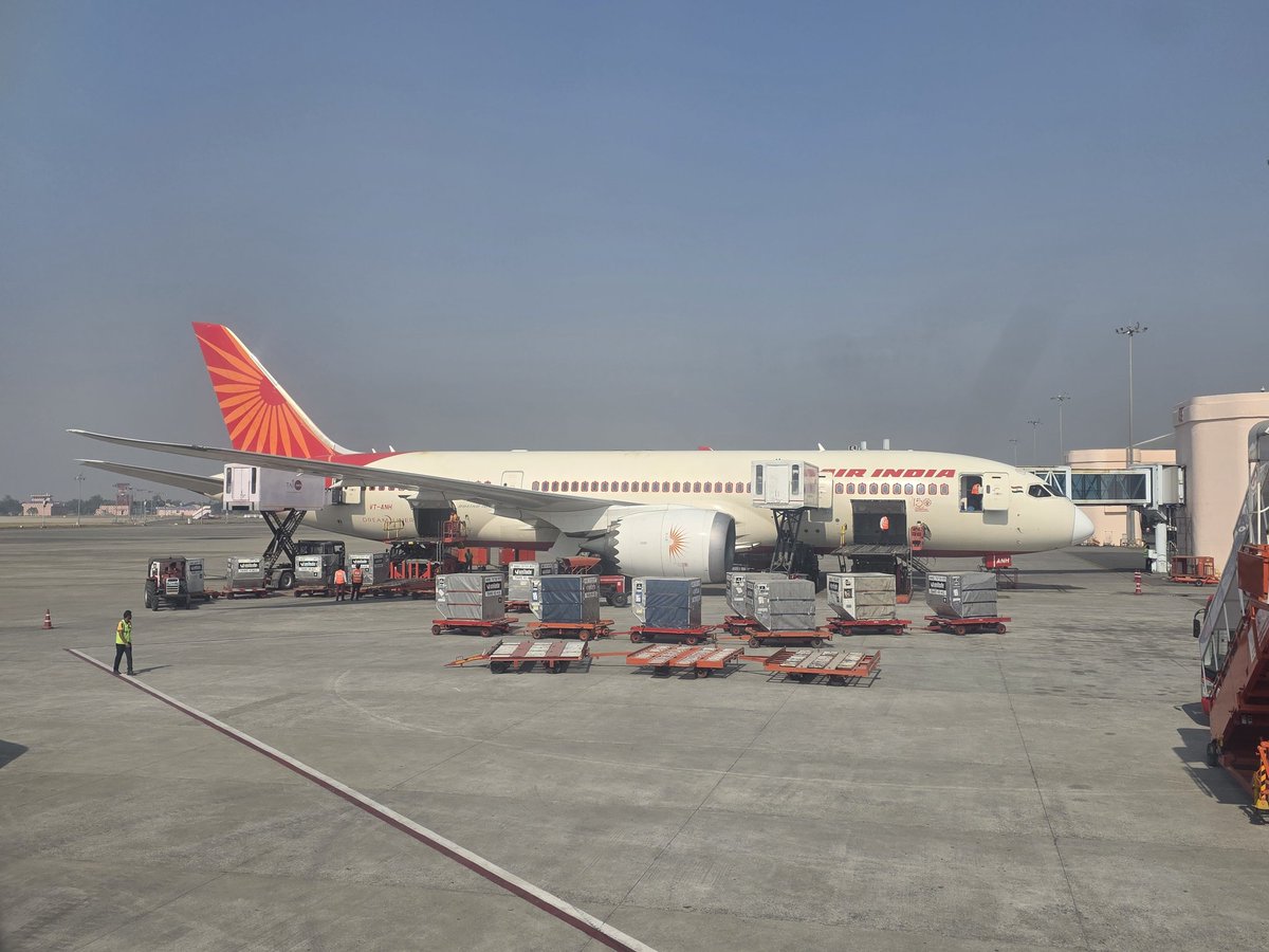 Vinamralongani's tweet image. Spotted @airindia’s VT-ANH in Amritsar. Those white engines really stand out against the off-white fuselage. This one had a white radome perhaps from a Vistara B787-9.
Sisterships VT-ANT and VT-ANP are in Victorville for full retrofits and will return in the new livery.
#AvGeek