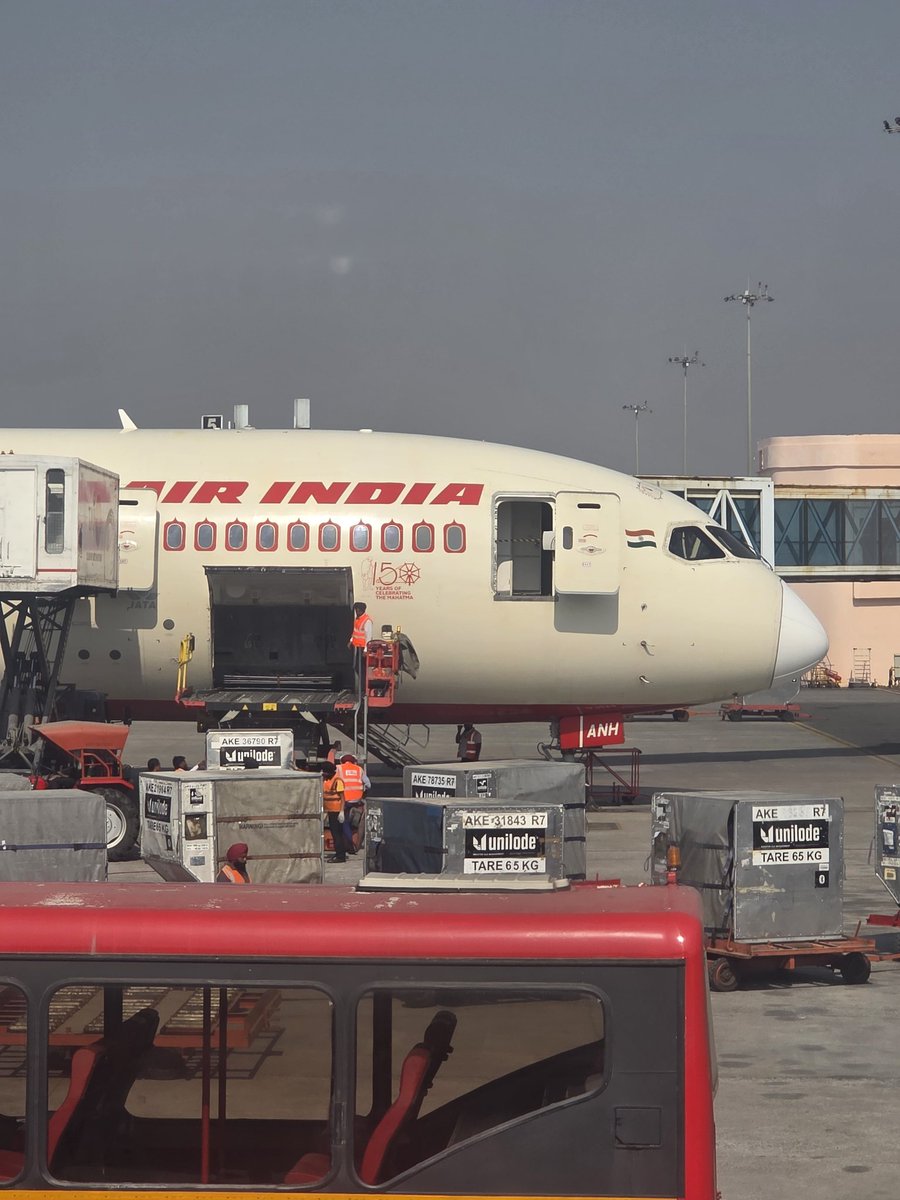 Vinamralongani's tweet image. Spotted @airindia’s VT-ANH in Amritsar. Those white engines really stand out against the off-white fuselage. This one had a white radome perhaps from a Vistara B787-9.
Sisterships VT-ANT and VT-ANP are in Victorville for full retrofits and will return in the new livery.
#AvGeek