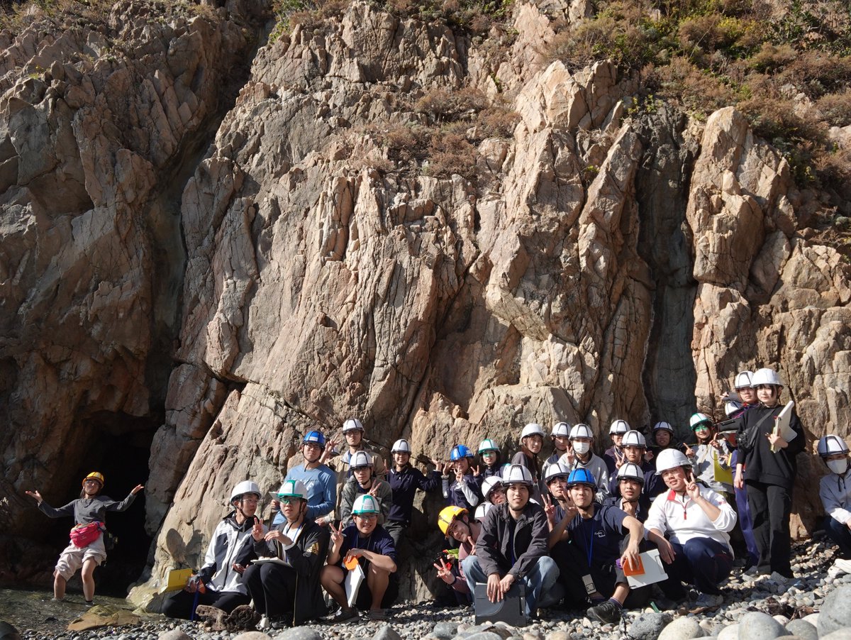 R7 11月16日 地球化学実験 ＠阿武町惣郷海岸
今回の巡検では貫入関係図の作成，岩脈の姿勢測定，露頭のスケッチおよび現在地の把握の仕方のコツについて学びました．
みなさん積極的に質問してくれて良い実習になったと思います．SAより．
#岩脈最高