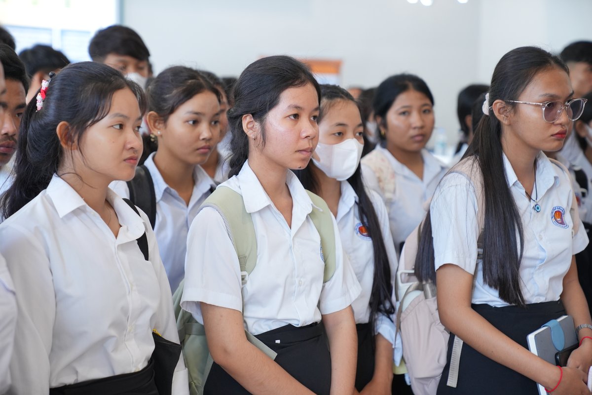 KRTribunal's tweet image. On the morning of Wednesday, November 19, 2025, the  (ECCC) welcomed 200 students and teachers from Bun Rany Hun Sen Kompong Trabaek High School, located in Kompong Trabaek District, Prey Veng Province, for an educational visit to our ECCC Resource Centre.
#ECCC #KhmerRougeTrials