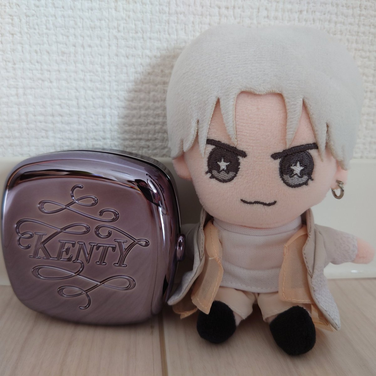 sz_junko's tweet photo. ファミクラ行ってmykentyお迎えしてきた♪
タオルは言うまでもなく可愛い♡
コンパクトミラーは実物こんな感じです！
ツルツルで手に握りやすいサイズ、小物入れ部分はアクセサリーケースみたいな感じでした☺️
開けるの硬すぎて不良品かと思ったのは内緒💦
ケンティーの愛が詰まりまくりだ〜💙💙 https://t.co/a2pQEAPgr5