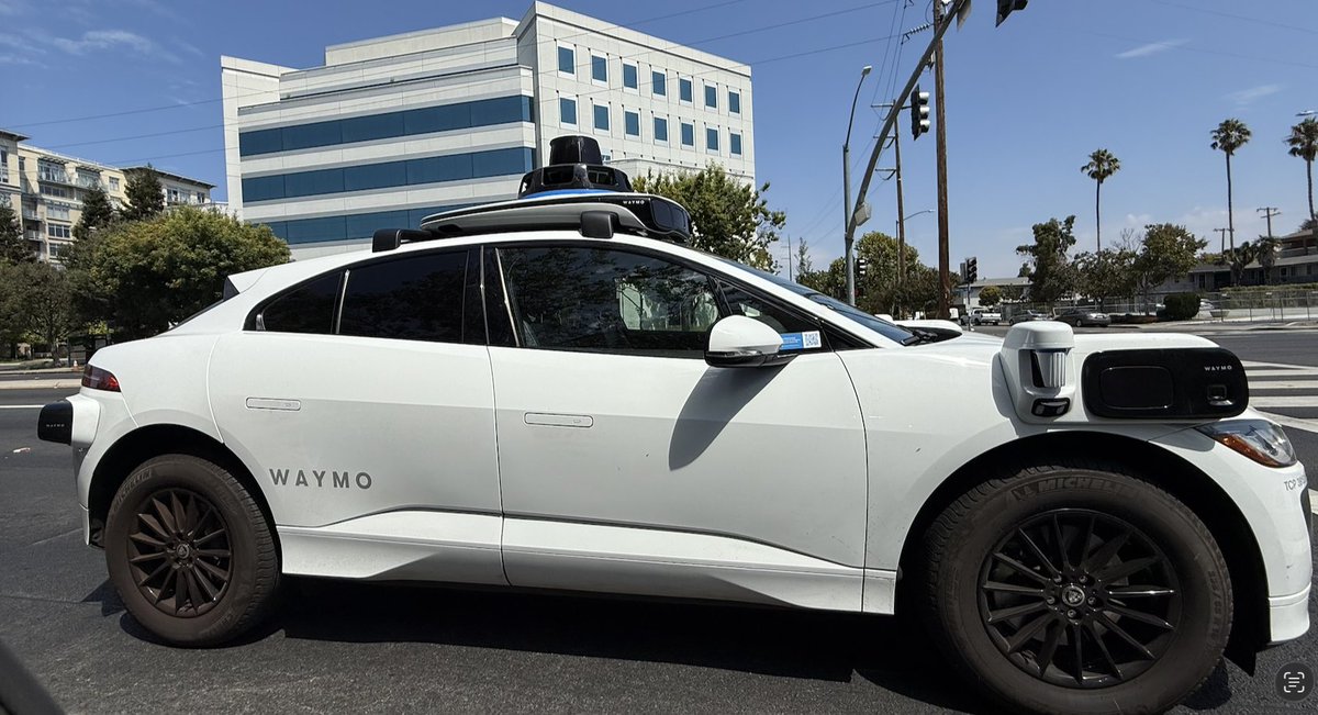 Chaque fois que je suis en voiture et que je croise une borne Waymo (qu'ils testent encore sur la péninsule), j'ai l'imp