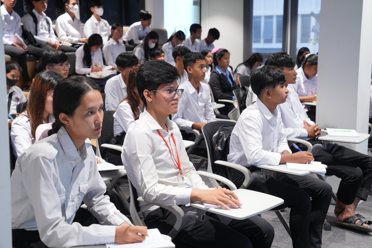KRTribunal's tweet image. On the morning of Wednesday, November 19, 2025, the  (ECCC) welcomed 200 students and teachers from Bun Rany Hun Sen Kompong Trabaek High School, located in Kompong Trabaek District, Prey Veng Province, for an educational visit to our ECCC Resource Centre.
#ECCC #KhmerRougeTrials