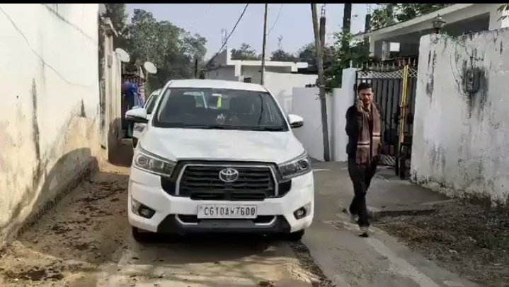 DharamkKurrey's tweet photo. पटवारी से RI बनने की परीक्षा में धांधली की हुई शिकायत
नतीजन पूरे #Chhattisgarh में EOW-ACB का छापा
पटवारी से RI बने अधिकारियों के घर छापा
रायपुर, बिलासपुर, दुर्ग, अंबिकापुर, जगदलपुर,
गरियाबंद, महासमुंद समेत 20 शहरों में चल रही कार्रवाई
#Patwari #ACBRaid #RIexamscam https://t.co/kaz43sPPng
