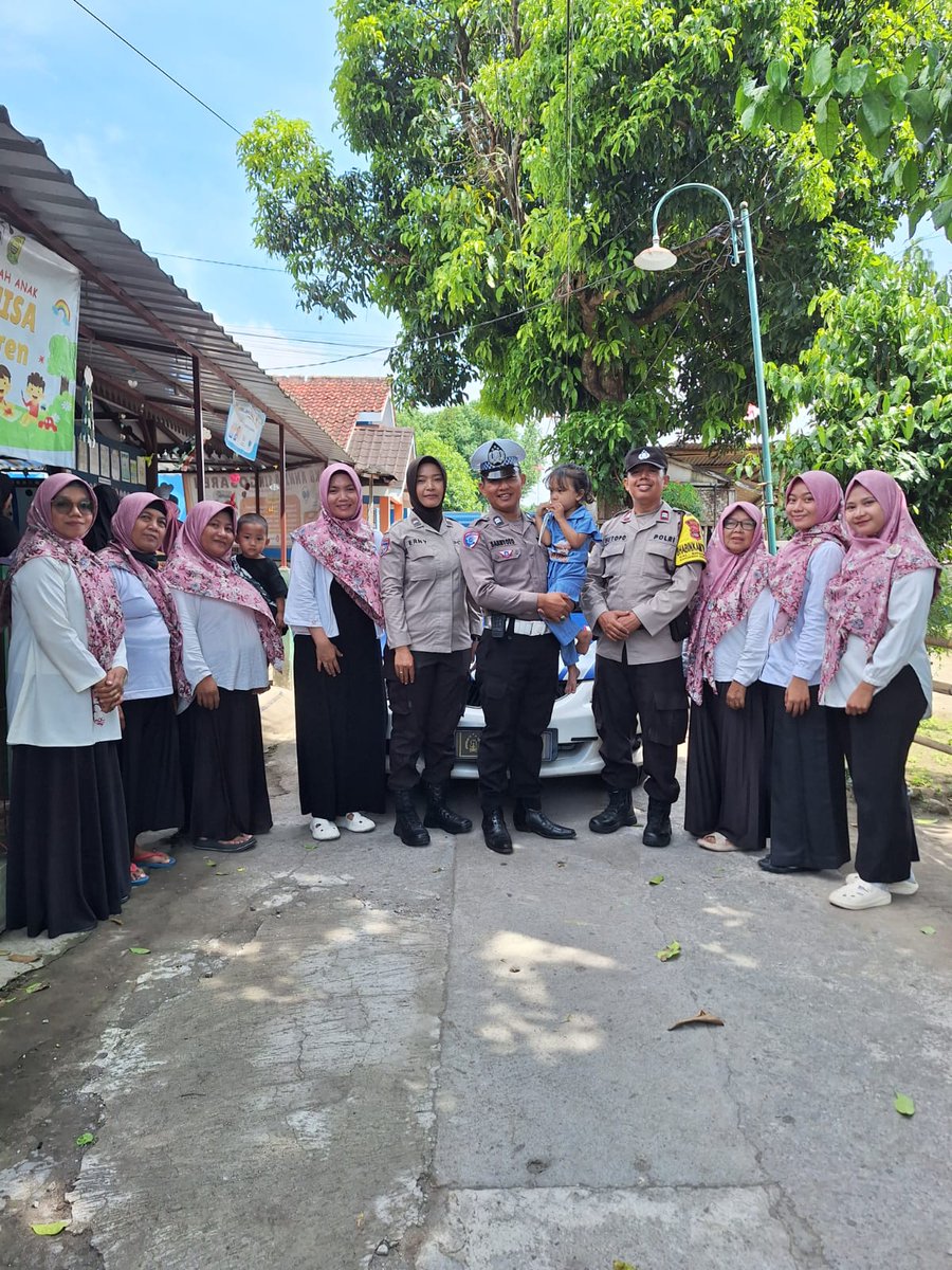 humas_btapan's tweet image. Bhabinkamtibmas Singosaren bersama lalu lintas dan polwan Polsek Banguntapan, giat polisi sahabat anak di TK / KB Annisa Singosaren Banguntapan Bantul, pengenalan profesi Polri dan edukasi keselamatan terlalu lintas.

#tk #paud #polri #polwan #polsekbanguntapan #Bantul #jogja
