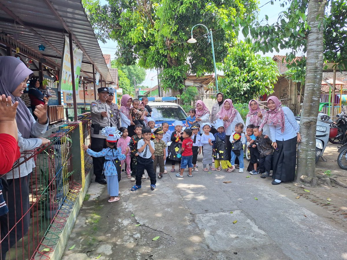 humas_btapan's tweet image. Bhabinkamtibmas Singosaren bersama lalu lintas dan polwan Polsek Banguntapan, giat polisi sahabat anak di TK / KB Annisa Singosaren Banguntapan Bantul, pengenalan profesi Polri dan edukasi keselamatan terlalu lintas.

#tk #paud #polri #polwan #polsekbanguntapan #Bantul #jogja