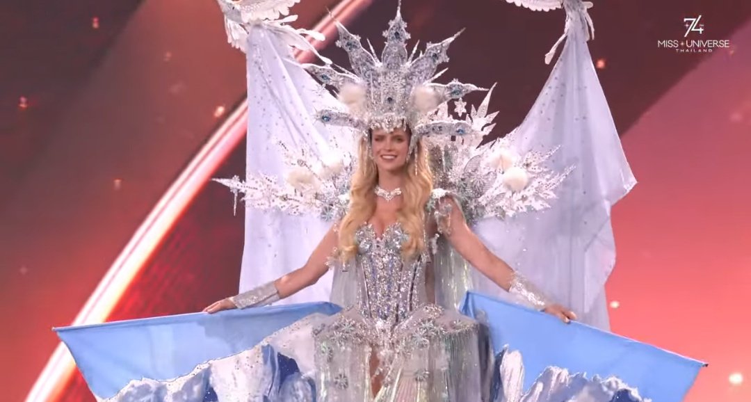 DresClan's tweet image. #MissUniverse  #Chile #preliminar

Inna Moll en traje típico