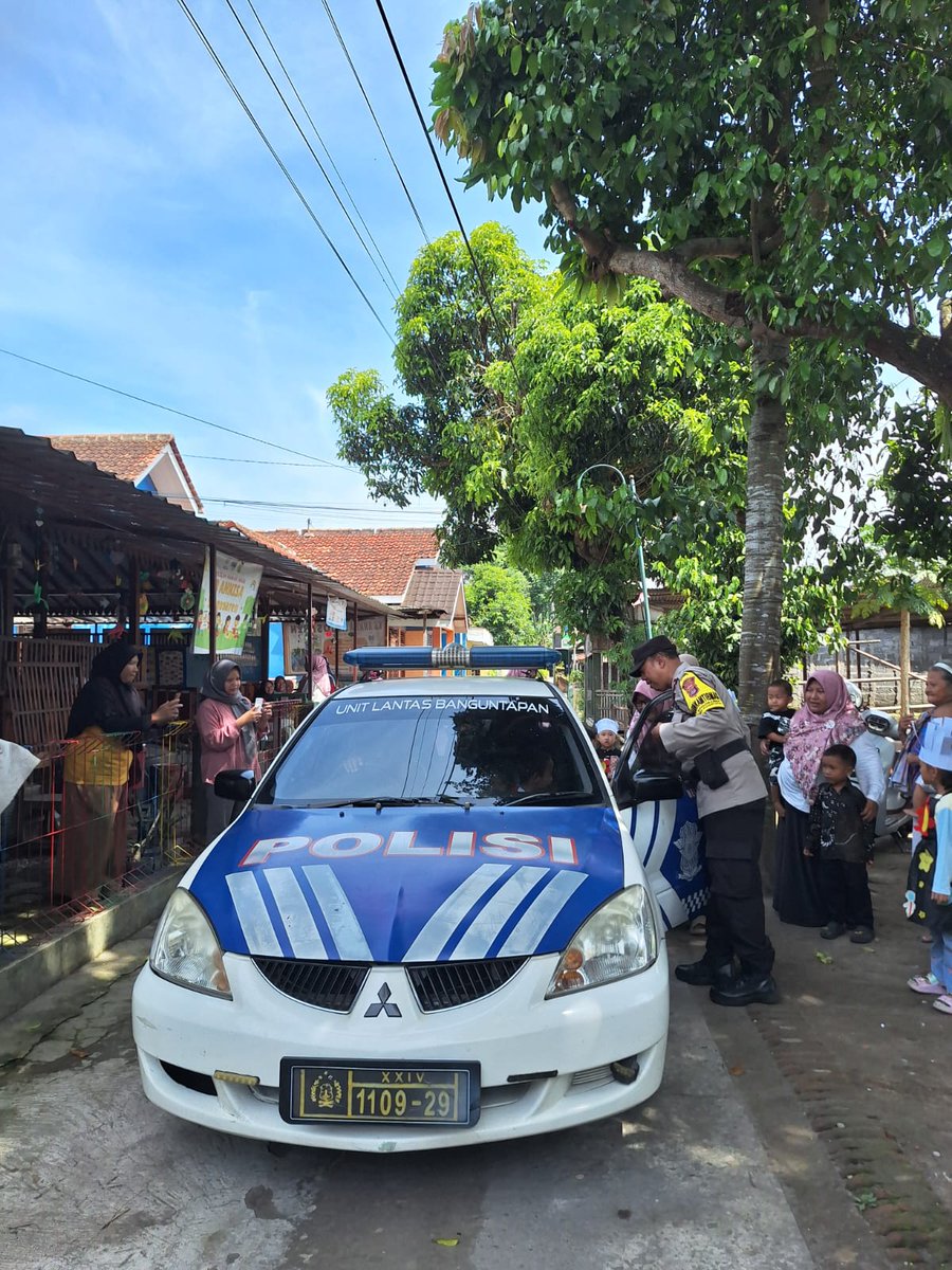 humas_btapan's tweet image. Bhabinkamtibmas Singosaren bersama lalu lintas dan polwan Polsek Banguntapan, giat polisi sahabat anak di TK / KB Annisa Singosaren Banguntapan Bantul, pengenalan profesi Polri dan edukasi keselamatan terlalu lintas.

#tk #paud #polri #polwan #polsekbanguntapan #Bantul #jogja