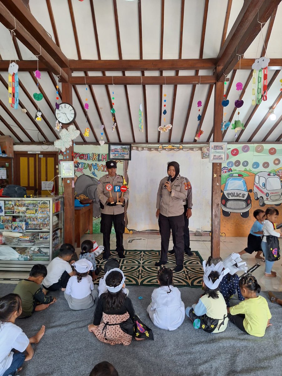 humas_btapan's tweet image. Bhabinkamtibmas Singosaren bersama lalu lintas dan polwan Polsek Banguntapan, giat polisi sahabat anak di TK / KB Annisa Singosaren Banguntapan Bantul, pengenalan profesi Polri dan edukasi keselamatan terlalu lintas.

#tk #paud #polri #polwan #polsekbanguntapan #Bantul #jogja
