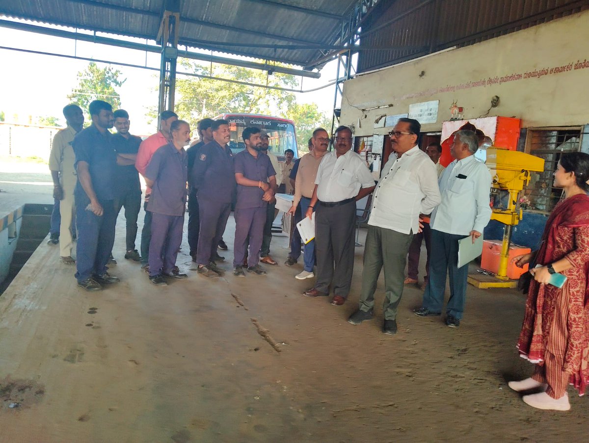 nw_krtc's tweet image. ದಿ: 18.11.2025 ರಂದು  ವಾಕರಸಾ, ಸಂಸ್ಥೆಯ ಮಾನ್ಯ ಉಪಾಧ್ಯಕ್ಷರಾದ ಶ್ರೀ ಸುನೀಲ್ ಹನಮಣ್ಣವರ ರವರು ಬಾಗಲಕೋಟ ವಿಭಾಗದ ಮುಧೋಳ ಘಟಕವನ್ನು ಪರಿಶೀಲಿಸಿ, ಬಸ್‌ಗಳು ನಿರಂತರವಾಗಿ ನಿರ್ವಹಿಸಲು &amp;amp; ಅಲ್ಲಿನ ಸ್ವಚ್ಛತೆ ಬಗ್ಗೆ ಪರಿಶೀಲಿಸಿ ಸಂಬಂಧಪಟ್ಟ ಅಧಿಕಾರಿಗಳಿಗೆ ಸೂಕ್ತ ನಿರ್ದೇಶನಗಳನ್ನು ನೀಡಿದರು.
#nwkrtc #ksrtc #kkrtc #bagalkot #mudhol