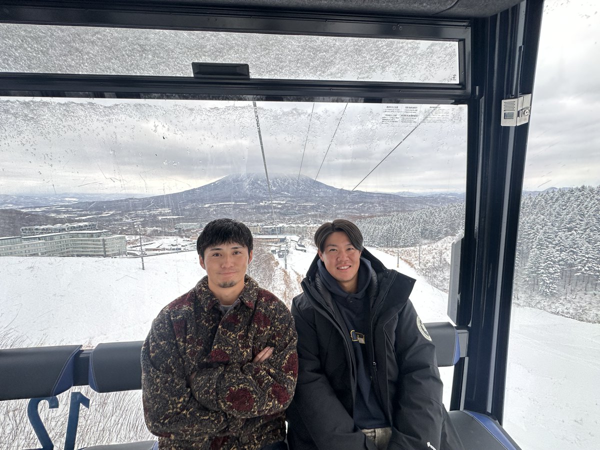 FightersPR's tweet image. #北海道応援大使プロジェクト

#上川畑大悟 選手と #吉田賢吾 選手は、倶知安町のグランヒラフスキー場を訪問👀
スノボを嗜むという上川畑選手は興味津々🏂

#留寿都村 #倶知安町

#lovefighters