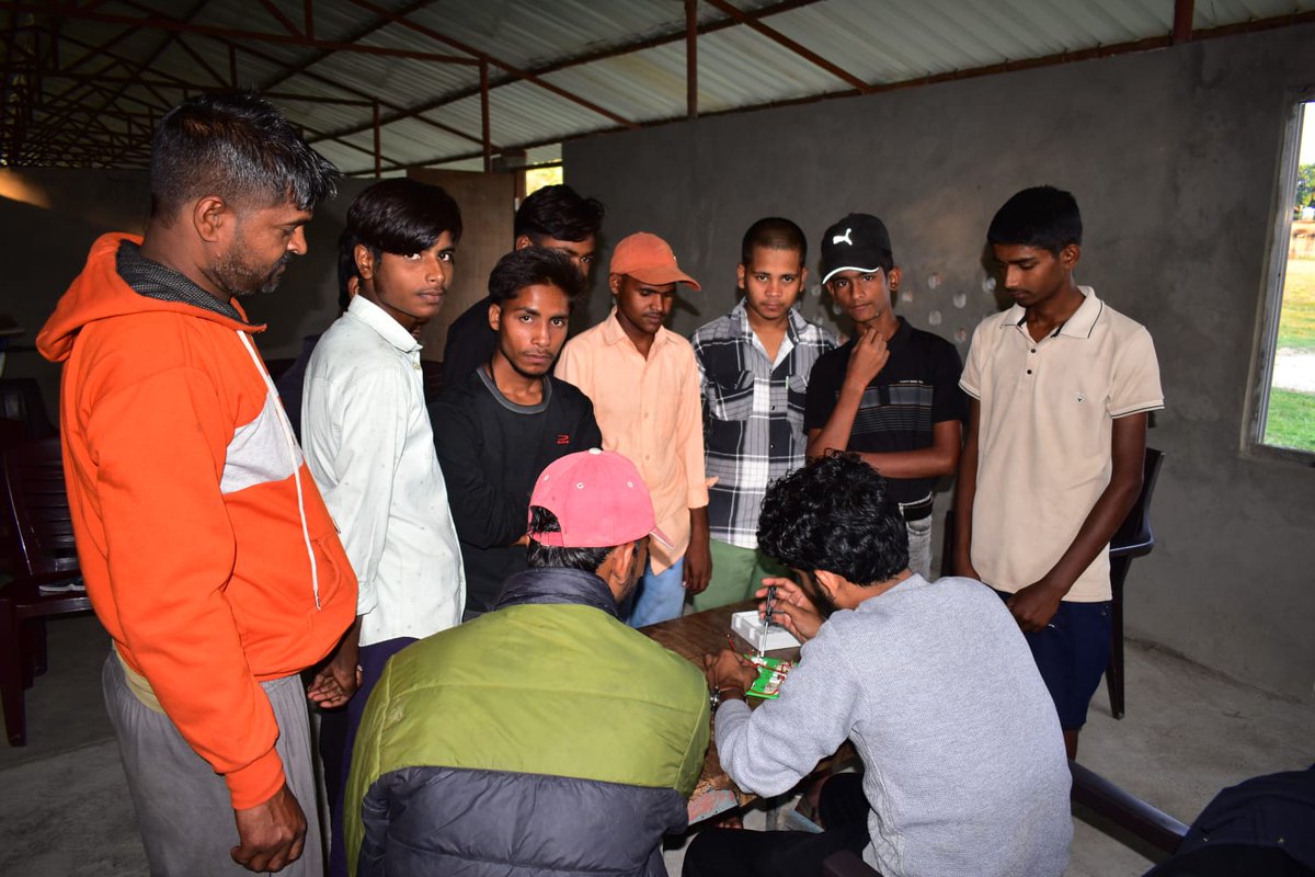 42bnssb_INDIA's tweet image. &quot;सीमा सुरक्षा के साथ–साथ समाज सशक्तिकरण की दिशा में एक और कदम।
आम नागरिकों को सिलाई, कढ़ाई और इलेक्ट्रिशियन प्रशिक्षण देकर आत्मनिर्भर भारत की राह मजबूत की गई।&quot;
#SkillDevelopment #SelfReliantIndia #CommunityEmpowerment #SSB #WelfareProgram @SSBFTRLUCKNOW @SSB_INDIA