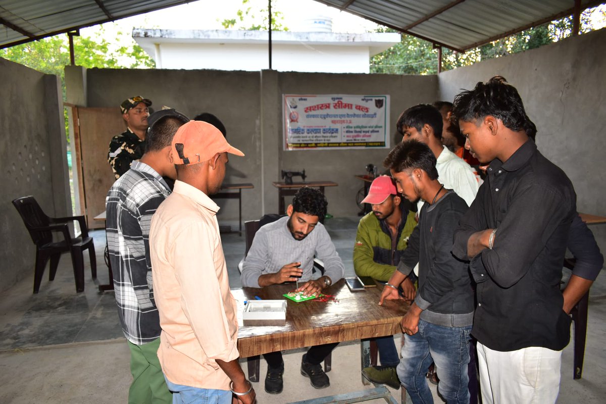 42bnssb_INDIA's tweet image. &quot;सीमा सुरक्षा के साथ–साथ समाज सशक्तिकरण की दिशा में एक और कदम।
आम नागरिकों को सिलाई, कढ़ाई और इलेक्ट्रिशियन प्रशिक्षण देकर आत्मनिर्भर भारत की राह मजबूत की गई।&quot;
#SkillDevelopment #SelfReliantIndia #CommunityEmpowerment #SSB #WelfareProgram @SSBFTRLUCKNOW @SSB_INDIA