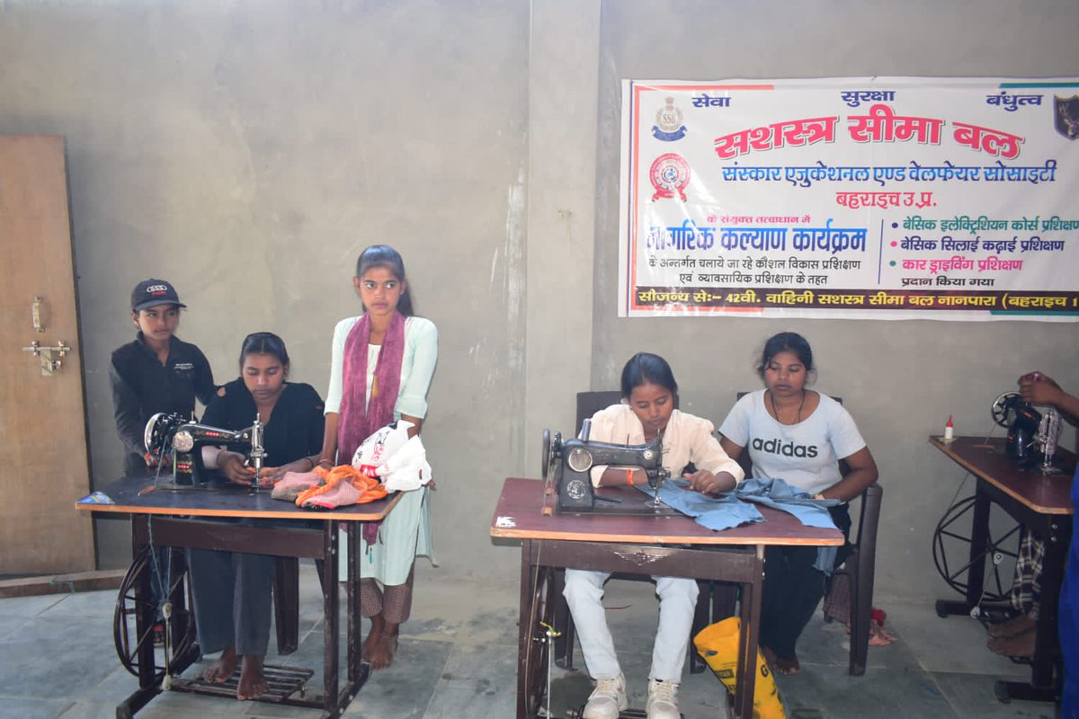 42bnssb_INDIA's tweet image. &quot;सीमा सुरक्षा के साथ–साथ समाज सशक्तिकरण की दिशा में एक और कदम।
आम नागरिकों को सिलाई, कढ़ाई और इलेक्ट्रिशियन प्रशिक्षण देकर आत्मनिर्भर भारत की राह मजबूत की गई।&quot;
#SkillDevelopment #SelfReliantIndia #CommunityEmpowerment #SSB #WelfareProgram @SSBFTRLUCKNOW @SSB_INDIA