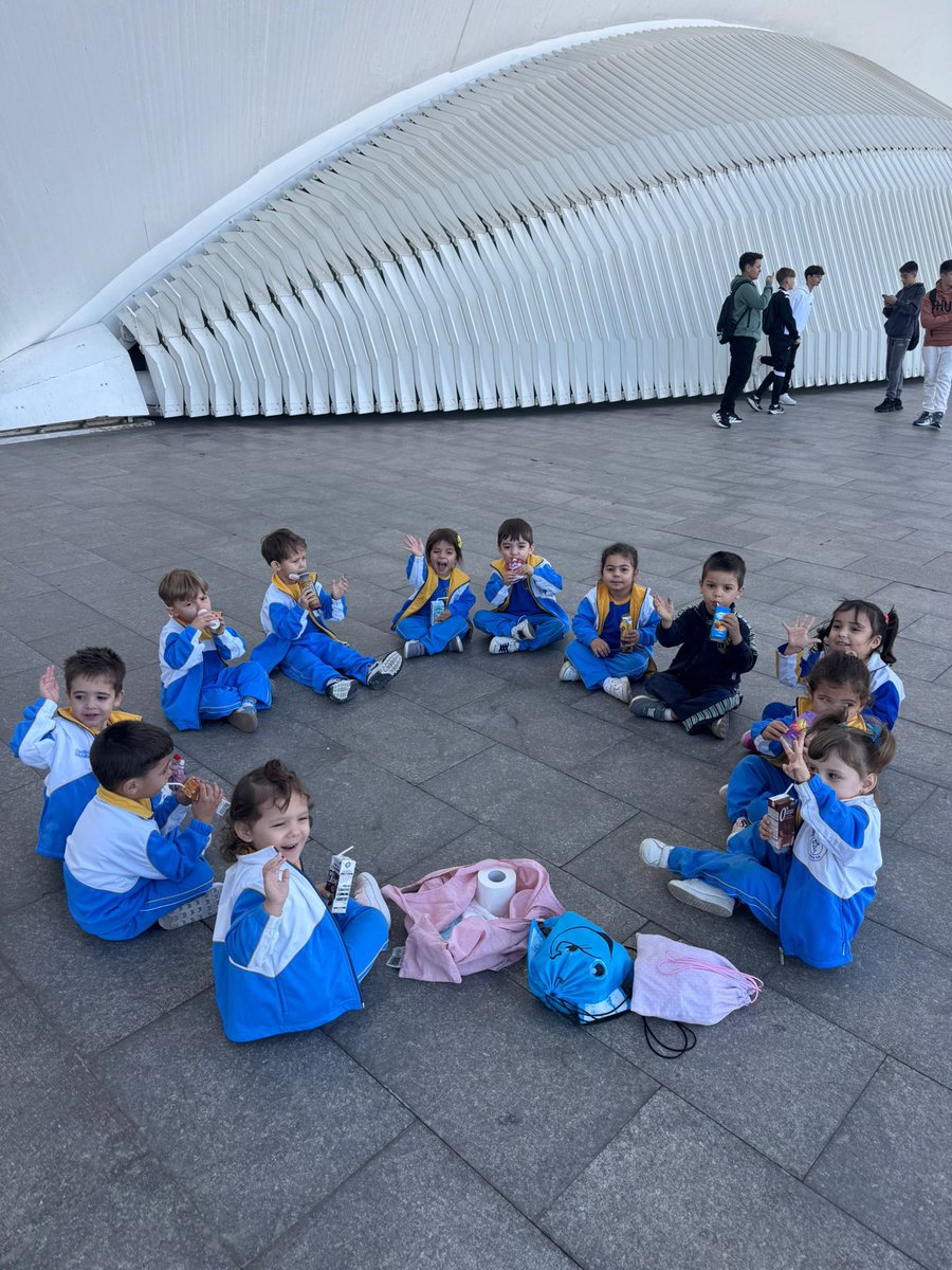 Los niños y niñas de 3 años A hemos pasado una mañana increíble en l’espai dels xiquets. <a href="/CACiencies/">Ciudad Artes Ciencia</a> 
Nuestros dibujos,por arte de magia,han cobrado vida, nos hemos convertido en obreros de la construcccion y …muchas más cosas que podéis ver en fotos y vídeos de Instagram.