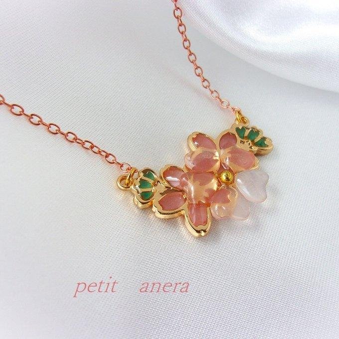 太陽の下で色が変わるレジンネックレス レジンの桜はクリアですが