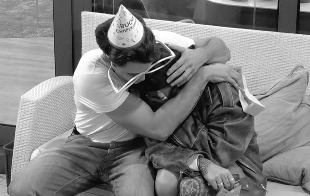 “non si avvicina nessuno adesso, tranquilla ci sono solo io” 🥺❤️
 Io in una balle di lacrime per questa cosa  #jonita