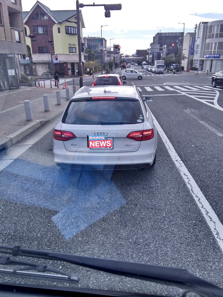 iruckojisan's tweet photo. 前からバスが来たので少し左に寄ってスピードを落とし、バスが安全に通れるようにした。

そうしないとお互いのミラーや左のミラーが電柱に接触する。そんな狭い道

なのにこのアウディは追い越し禁止なのに追い越してきた。バスは止まらなければならなかった。

事故にならなくて良かった。 https://t.co/eZyG9UhY13