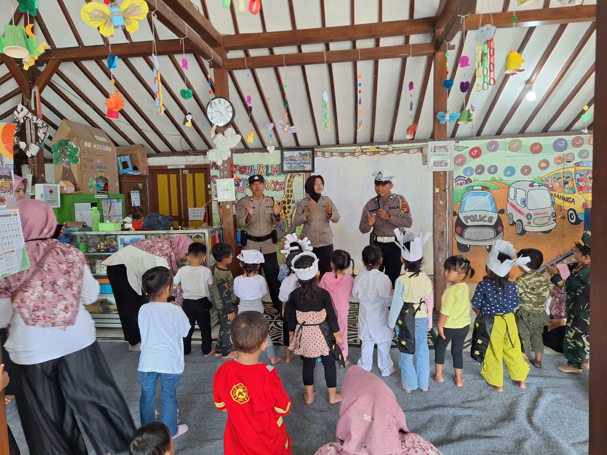 humas_btapan's tweet image. Polwan Polsek Banguntapan didampingi lalu lintas dan bhabinkamtibmas edukasi anak tk/paud Annisa Singosaren Banguntapan Bantul tentang keselamatan berlalu lintas dan Polsi Sahabat anak. 

#polisisahabatanak #tk #paud #polri #polsekbanguntapan #polresbantul #jogja