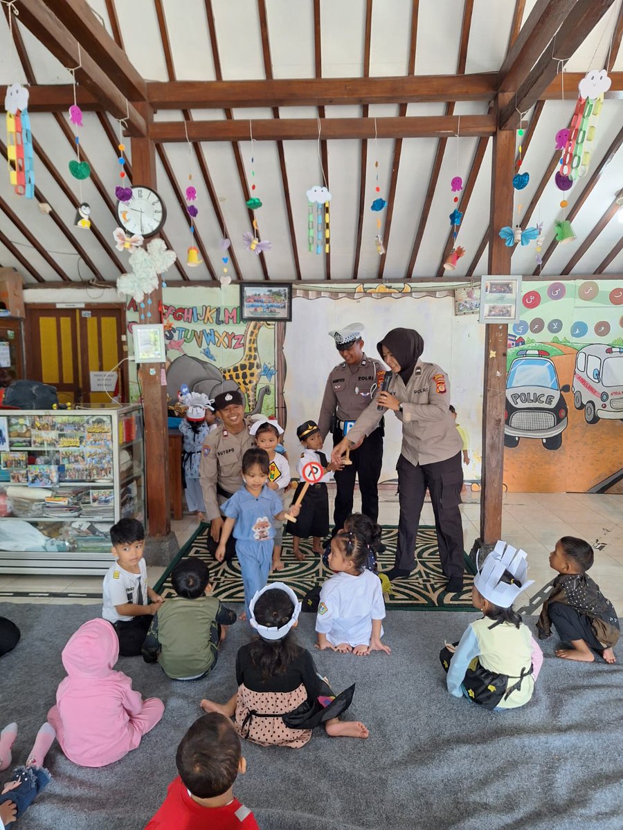 humas_btapan's tweet image. Polwan Polsek Banguntapan didampingi lalu lintas dan bhabinkamtibmas edukasi anak tk/paud Annisa Singosaren Banguntapan Bantul tentang keselamatan berlalu lintas dan Polsi Sahabat anak. 

#polisisahabatanak #tk #paud #polri #polsekbanguntapan #polresbantul #jogja