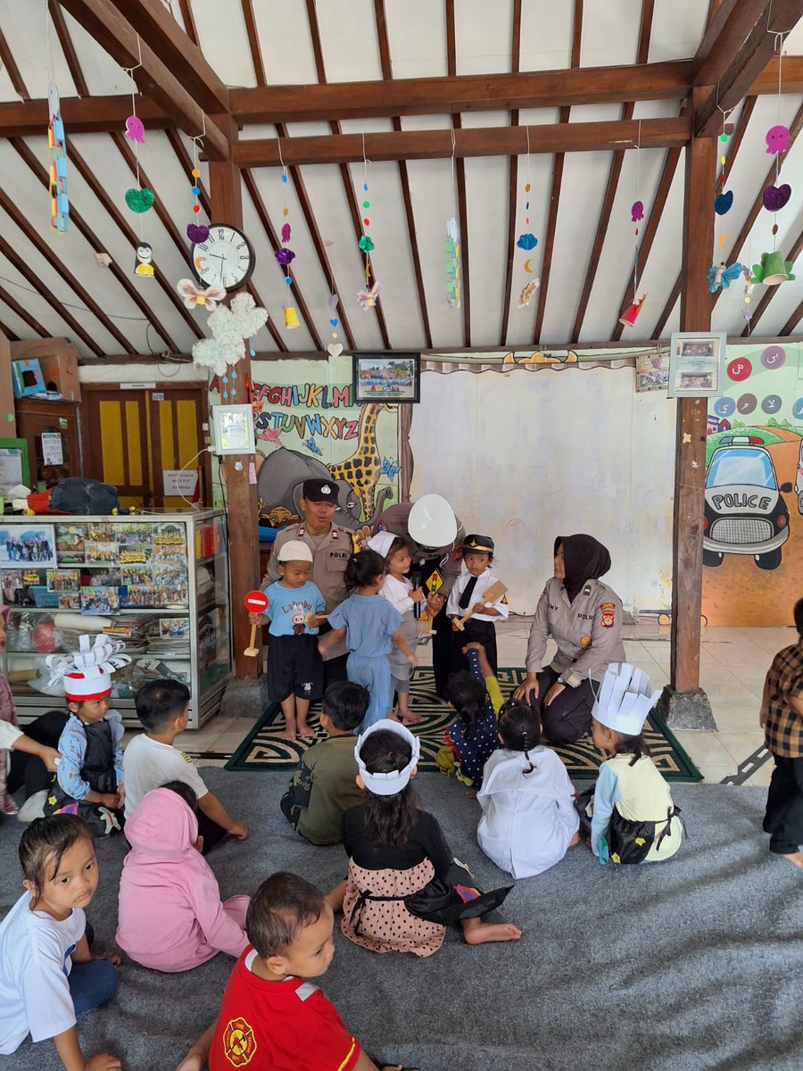 humas_btapan's tweet image. Polwan Polsek Banguntapan didampingi lalu lintas dan bhabinkamtibmas edukasi anak tk/paud Annisa Singosaren Banguntapan Bantul tentang keselamatan berlalu lintas dan Polsi Sahabat anak. 

#polisisahabatanak #tk #paud #polri #polsekbanguntapan #polresbantul #jogja