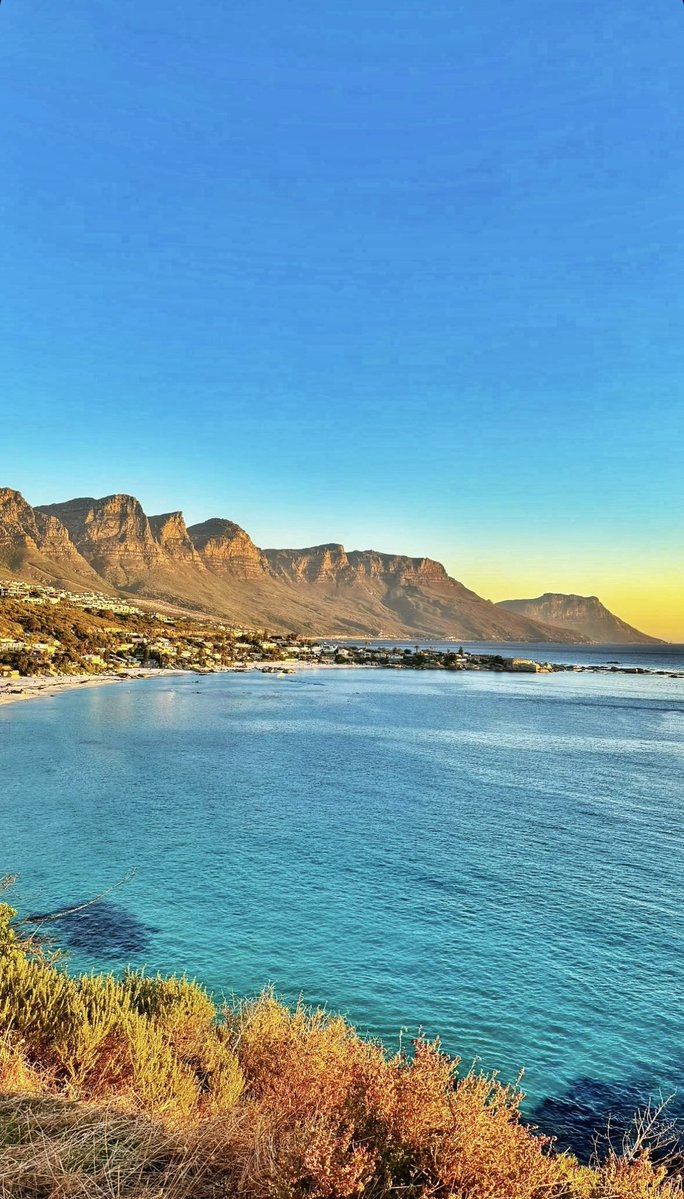 Yolandi_Muller's tweet image. Cape Town showing off 🩵🐬🐚🌊 

#summer #clifton #atlanticseaboard #beach #ocean #bluewater #whatsonincapetown #capetownlife #capetownetc