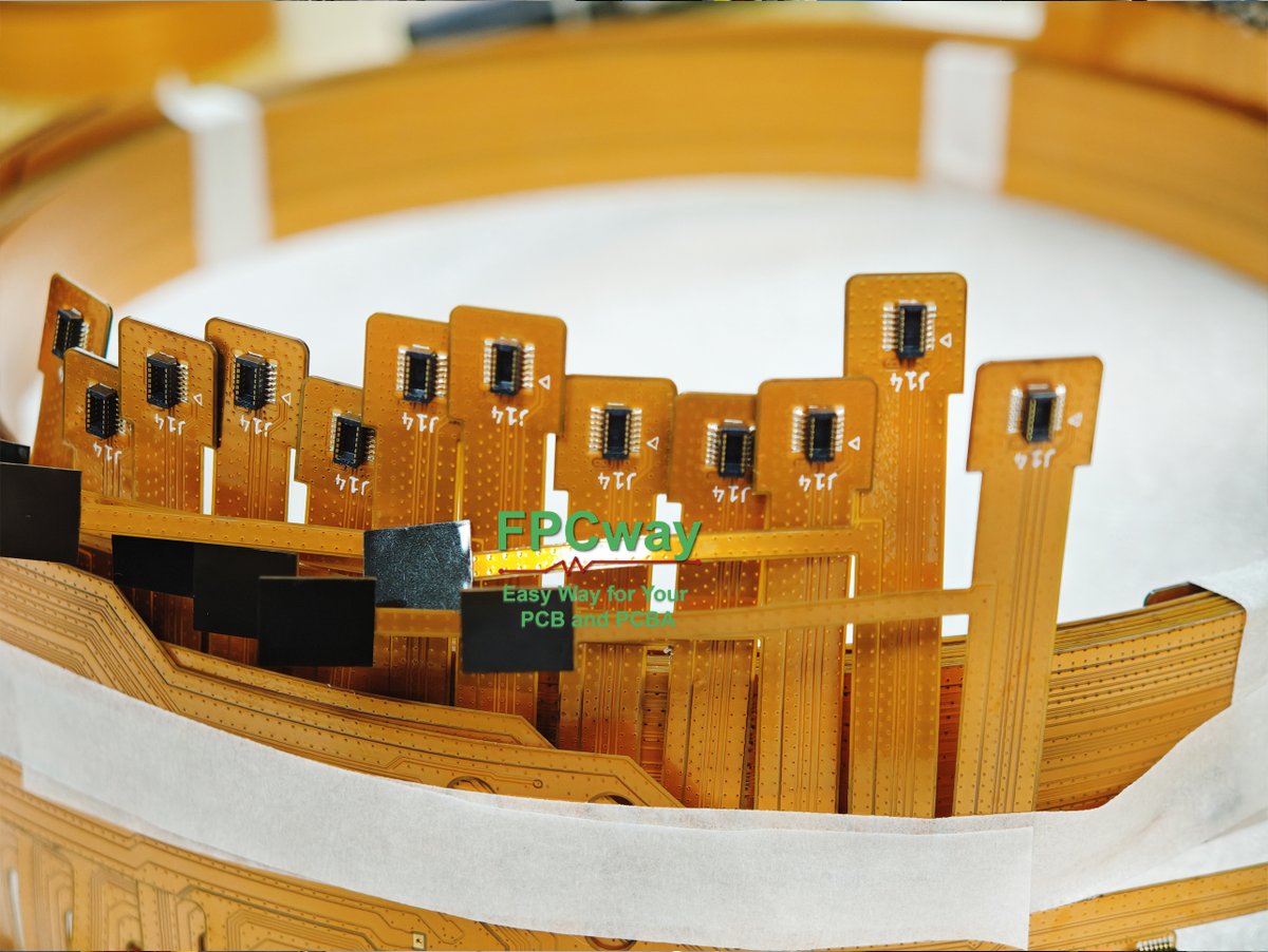 daisy_fpcway's tweet image. There are two main pattern transfer techniques in flexible circuit board manufacturing: screen printing and photoresist treatment. Screen printing creates the circuit directly on the substrate, while photoresist involves coating, exposure, and development.#FPCway #flexPCB #flex