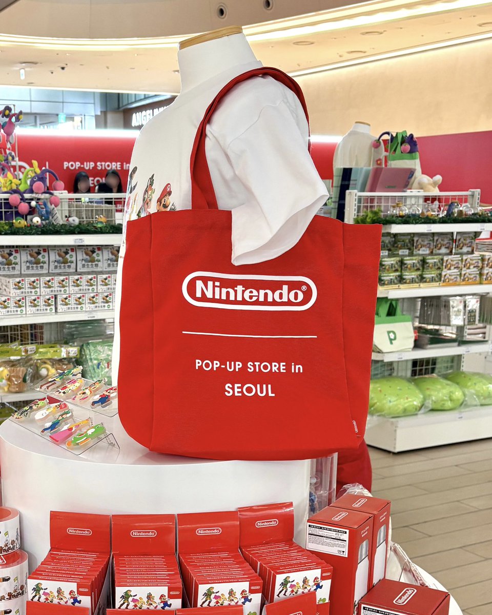 Nintendo_Korea's tweet photo. 「Nintendo POP-UP STORE in SEOUL」 이 오픈!
 
오늘부터 「LOTTE | SUPER MARIO JOYFUL HOLIDAY in LOTTE WORLD MALL」 컬래버레이션 이벤트가 시작되었습니다!

●「Nintendo POP-UP STORE in SEOUL」
•기간: 2025년 11월 19일(수) ~ 2025년 12월 16일(화)
•장소: 서울 송파구 올림픽로 300 롯데월드몰 1층 아트리움
※ 「LOTTE | SUPER MARIO JOYFUL HOLIDAY in LOTTE WORLD MALL」의 개최 기간은 2025년 11월 19일(수)부터 2026년 1월 11일(일)까지입니다.