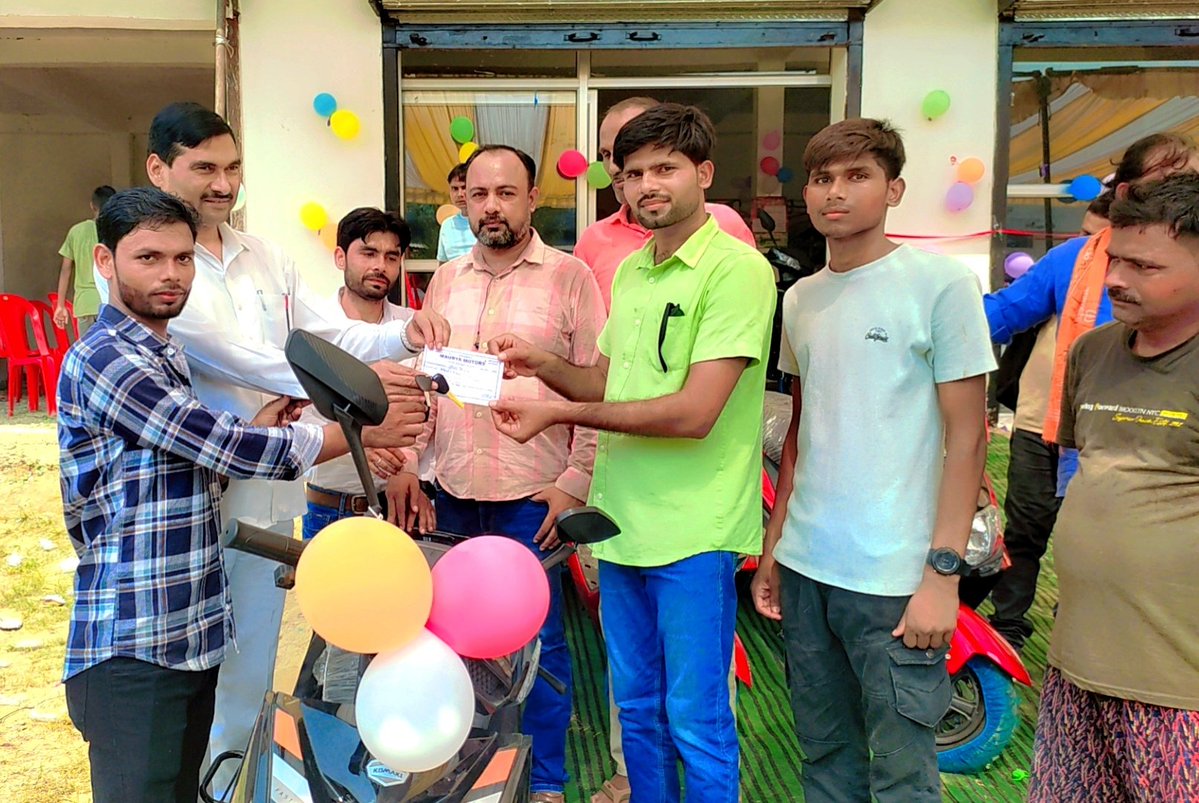 maurya_akshaya's tweet image. परिवार के छोटे भाई को नई बाइक #Apache व इलेक्ट्रिक स्कूटी #Komaki  का सफलतापूर्वक अधिग्रहण किया।यह परिवार कार्य,अनुशासन और निरंतर प्रयासों का एक छोटा-सा परिणाम है। परिवार के सभी सदस्यों को हृदय से आभार।
उम्मीद है यह नई शुरुआत भविष्य के सफ़र को और अधिक सुगम एवं सार्थक बनाएगी।”