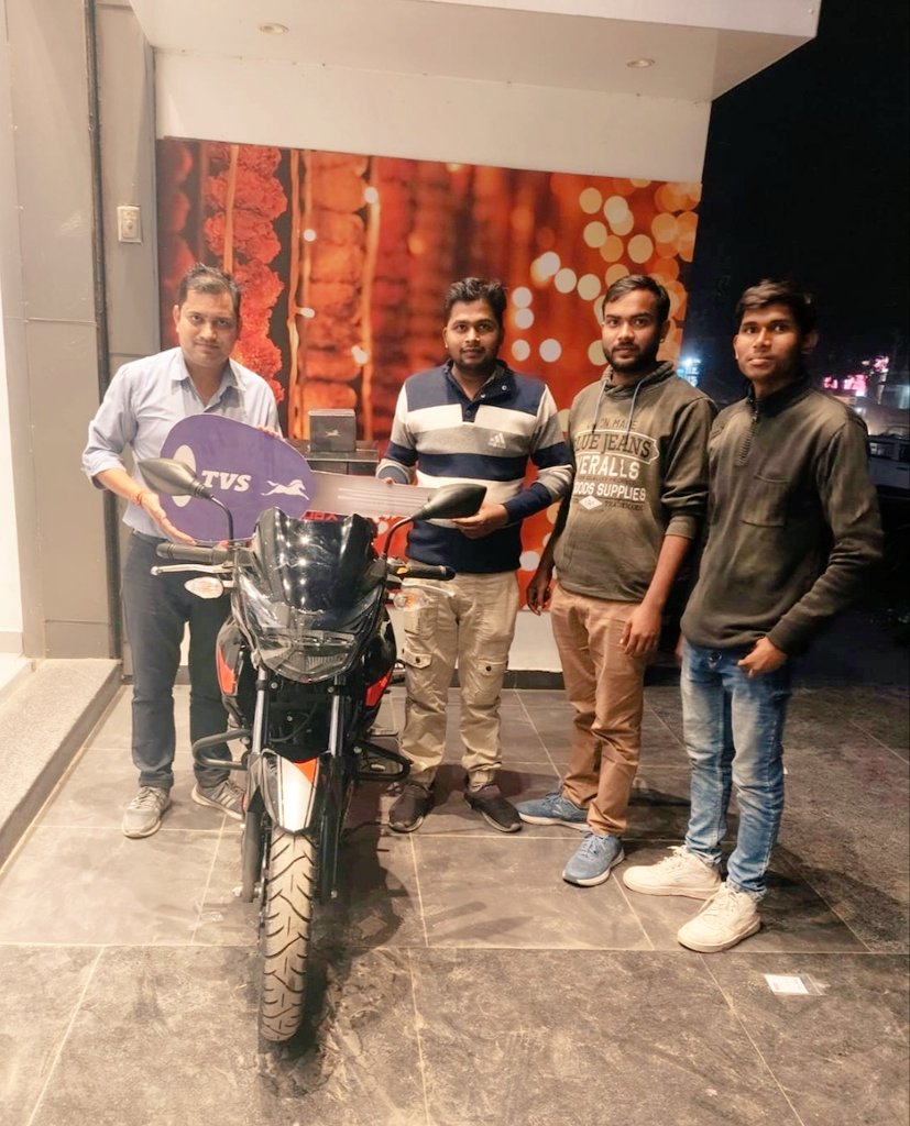 maurya_akshaya's tweet image. परिवार के छोटे भाई को नई बाइक #Apache व इलेक्ट्रिक स्कूटी #Komaki  का सफलतापूर्वक अधिग्रहण किया।यह परिवार कार्य,अनुशासन और निरंतर प्रयासों का एक छोटा-सा परिणाम है। परिवार के सभी सदस्यों को हृदय से आभार।
उम्मीद है यह नई शुरुआत भविष्य के सफ़र को और अधिक सुगम एवं सार्थक बनाएगी।”