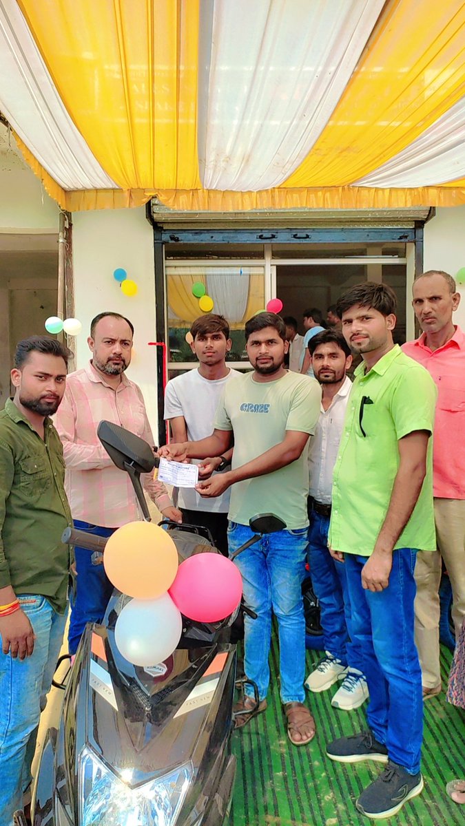 maurya_akshaya's tweet image. परिवार के छोटे भाई को नई बाइक #Apache व इलेक्ट्रिक स्कूटी #Komaki  का सफलतापूर्वक अधिग्रहण किया।यह परिवार कार्य,अनुशासन और निरंतर प्रयासों का एक छोटा-सा परिणाम है। परिवार के सभी सदस्यों को हृदय से आभार।
उम्मीद है यह नई शुरुआत भविष्य के सफ़र को और अधिक सुगम एवं सार्थक बनाएगी।”