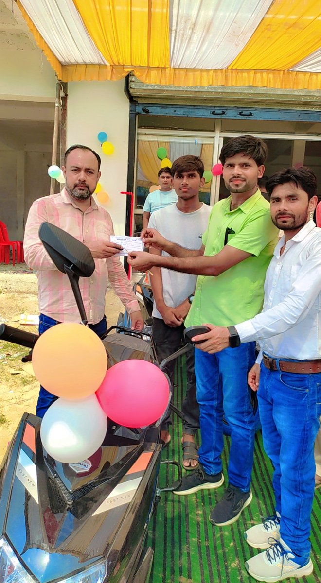maurya_akshaya's tweet image. परिवार के छोटे भाई को नई बाइक #Apache व इलेक्ट्रिक स्कूटी #Komaki  का सफलतापूर्वक अधिग्रहण किया।यह परिवार कार्य,अनुशासन और निरंतर प्रयासों का एक छोटा-सा परिणाम है। परिवार के सभी सदस्यों को हृदय से आभार।
उम्मीद है यह नई शुरुआत भविष्य के सफ़र को और अधिक सुगम एवं सार्थक बनाएगी।”