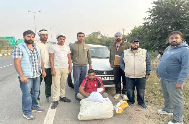 HaryanaKesari's tweet image. ऑपरेशन ट्रैकडाउन के तहत हरियाणा स्टेट नारकोटिक्स कंट्रोल ब्यूरो की टीम ने खटकड़ टोल प्लाज़ा के पास एक बड़ी सफलता हासिल की है। टीम ने एक युवक को गिरफ्तार कर उसकी कार से भारी मात्रा में चूरा पोस्त और अफीम बरामद की है।
#Haryana #jind #operationtrackdown #CrimeNews