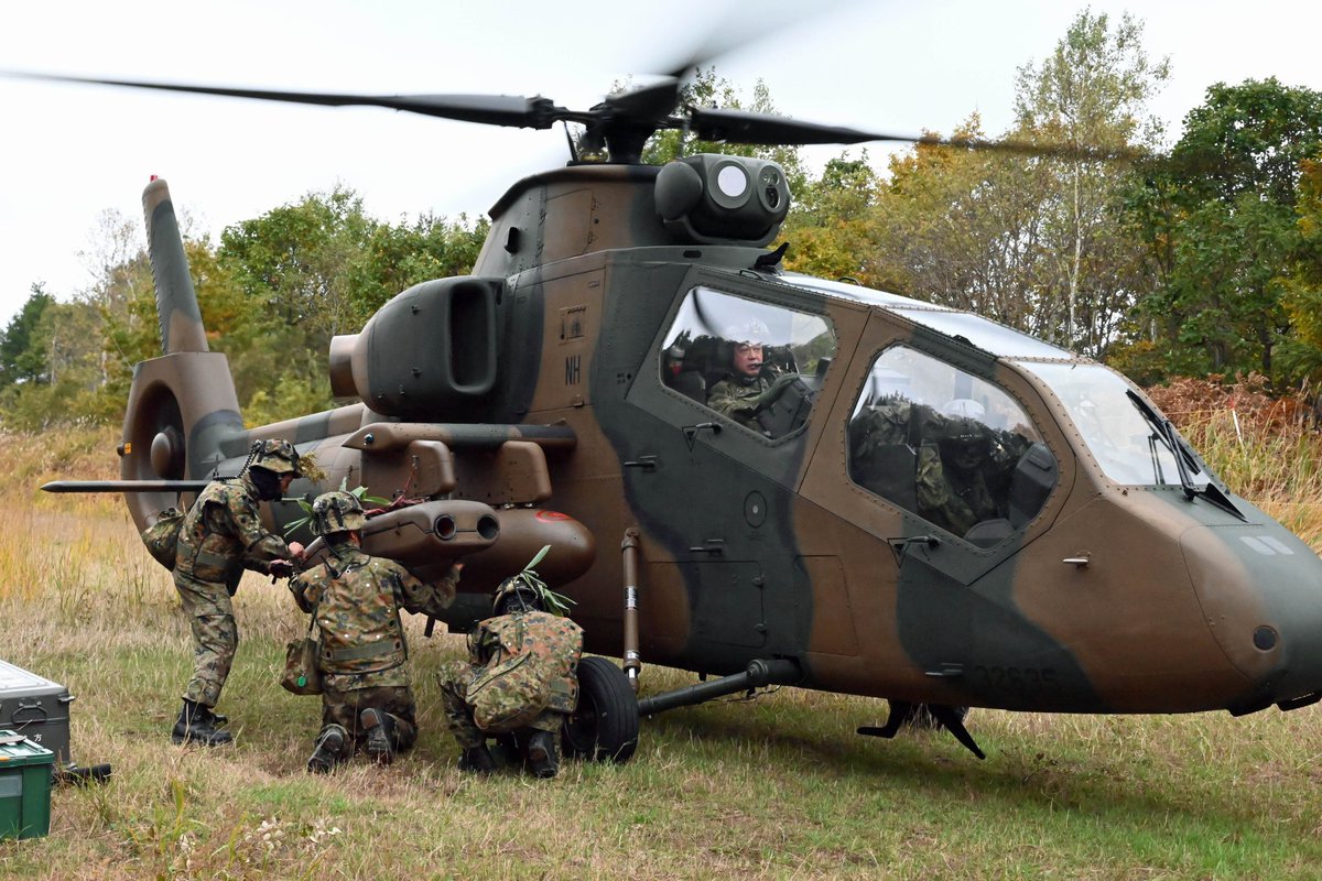 ヘリコプター火力戦闘の訓練風景です。戦闘を継続するために、ヘリコプターのエンジンを回しながら燃料や弾薬を再補給します。ヘリコプターのローターに白い円が見えませんか？その正体は水蒸気です！🌨