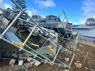 kenzgoogl's tweet image. I hold a full scaffold ticket but used All Safe Scaffolding (Rosedale,Nth Shore) to scaff our house when I painted it 2015. Most of the builders we did work for used them. They knew their stuff alright. Chinese scaff, and block walls, blew over in wind, Glen Innes.