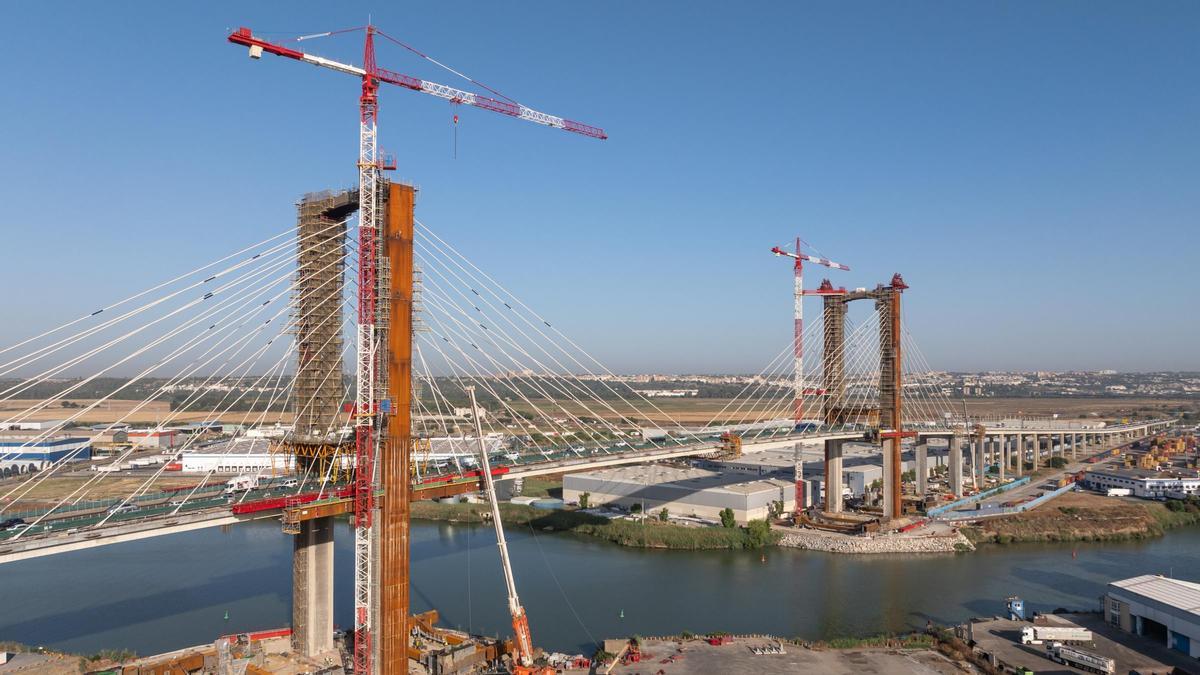 pabloharour's tweet image. ¿A vosotros os parece normal que Acciona pagase 1.8 millones a Servinabar por rehabilitar el puente del centenario en Sevilla cambiando los 88 tirantes metálicos con un solo peón que resultó ser el cuñado Santos Cerdán o sois fachas? elconfidencial.com/espana/2025-11…